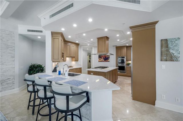 81 Seagate DR 803, Naples, FL 34103