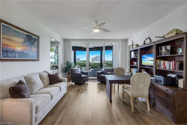 81 Seagate DR 803, Naples, FL 34103