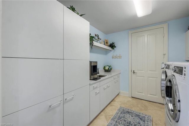 81 Seagate DR 803, Naples, FL 34103