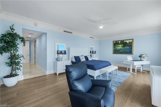 81 Seagate DR 803, Naples, FL 34103