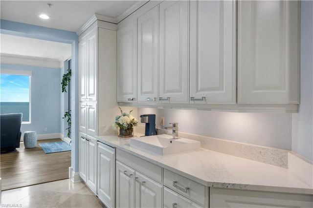 81 Seagate DR 803, Naples, FL 34103