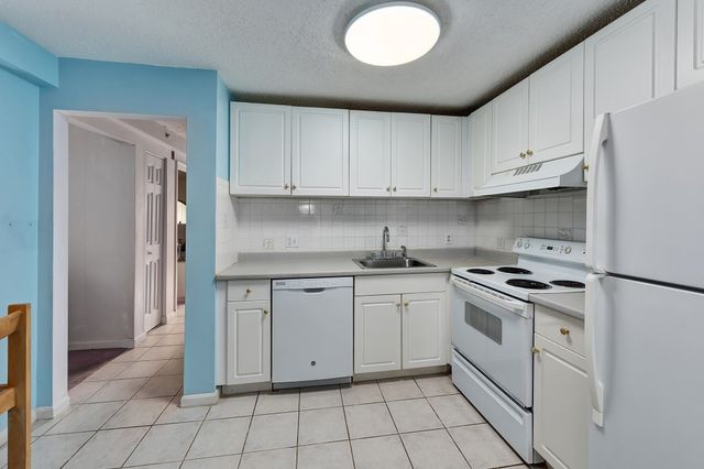 3 Birchwood Pt 202, Amesbury, MA 01913