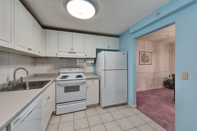 3 Birchwood Pt 202, Amesbury, MA 01913