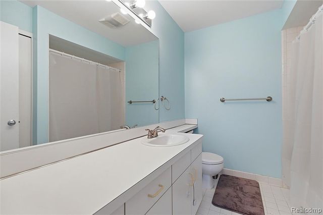 6700 Ridgefield Circle 201, West Bloomfield, MI 48322