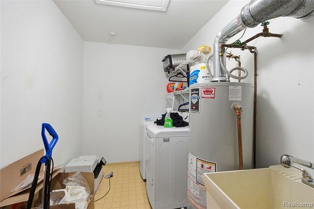 6700 Ridgefield Circle 201, West Bloomfield, MI 48322