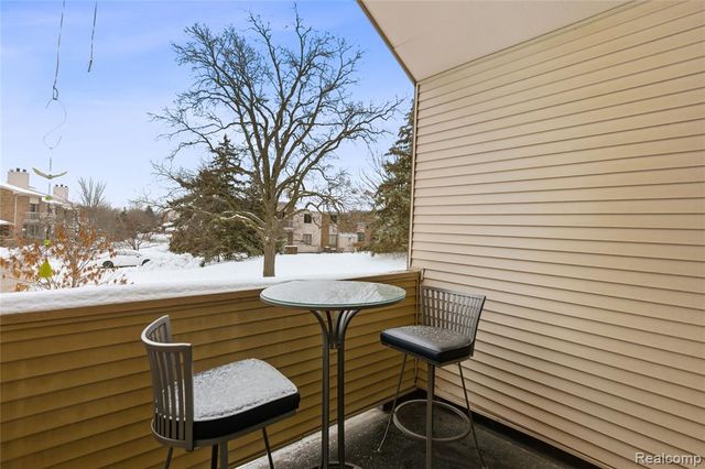 6700 Ridgefield Circle 201, West Bloomfield, MI 48322