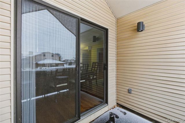 6700 Ridgefield Circle 201, West Bloomfield, MI 48322