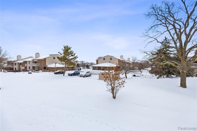 6700 Ridgefield Circle 201, West Bloomfield, MI 48322