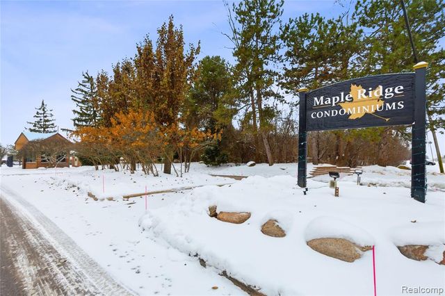 6700 Ridgefield Circle 201, West Bloomfield, MI 48322