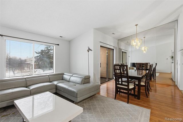 6700 Ridgefield Circle 201, West Bloomfield, MI 48322