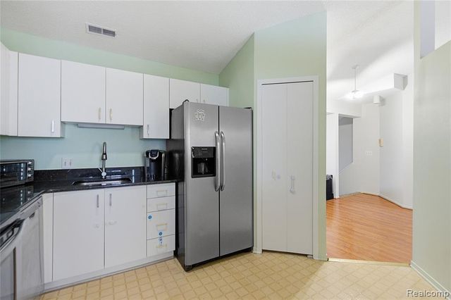 6700 Ridgefield Circle 201, West Bloomfield, MI 48322