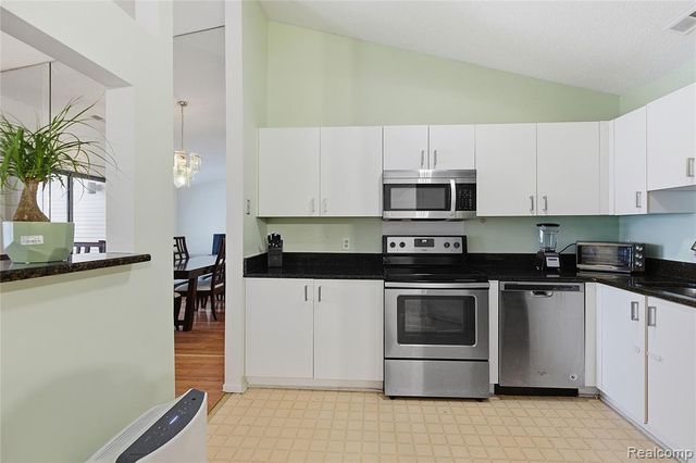 6700 Ridgefield Circle 201, West Bloomfield, MI 48322