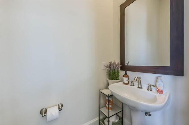 9450 London Bridge Station, Houston, TX 77045