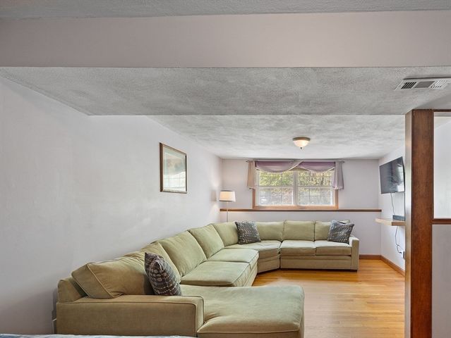 85 Tower St, Hudson, MA 01749
