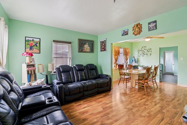 796 Parkway Avenue, Elgin, IL 60120