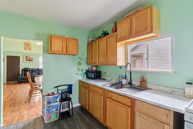 796 Parkway Avenue, Elgin, IL 60120