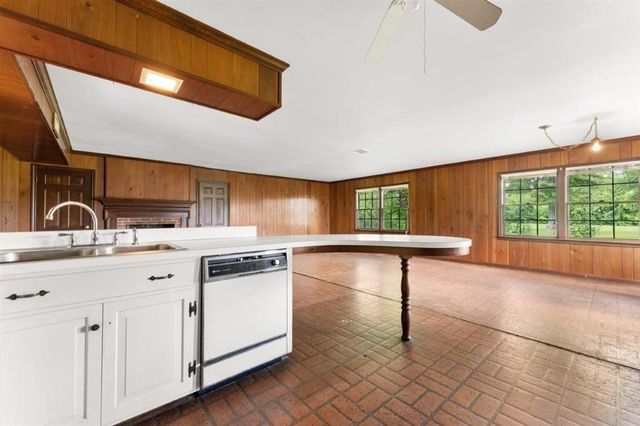 4828 Prien Bluff Road, Lake Charles, LA 70605