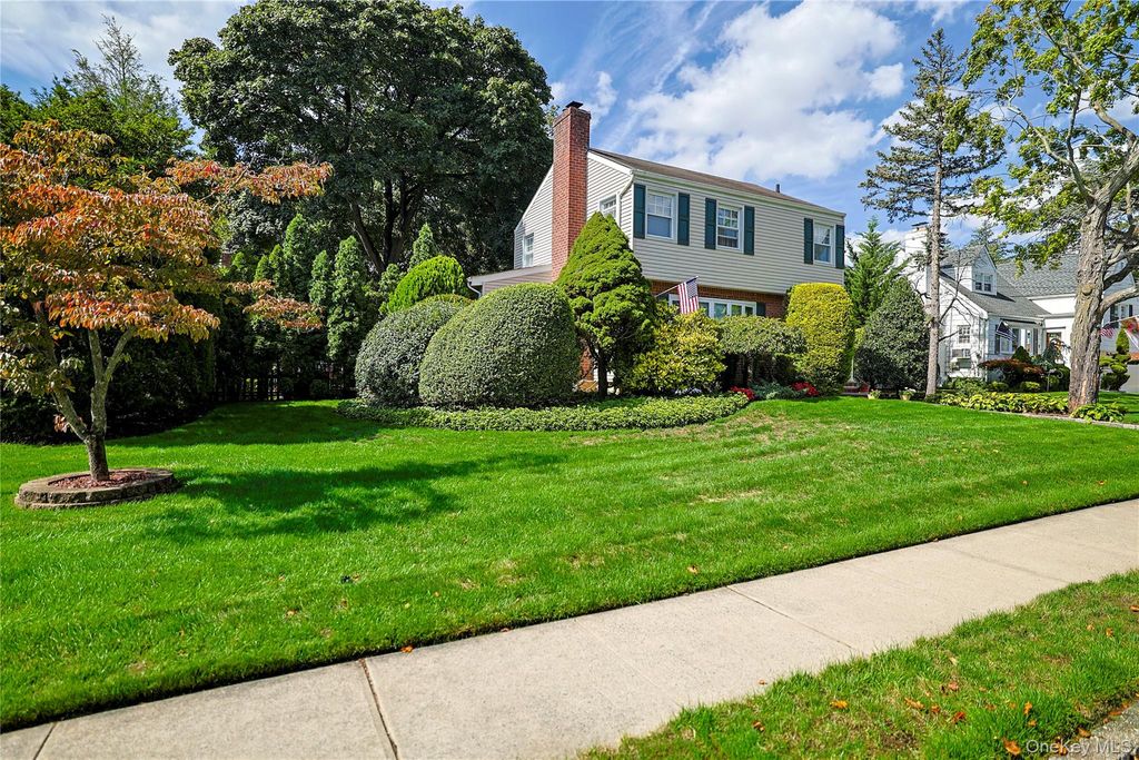 27 Coolidge Street, Malverne, NY 11565