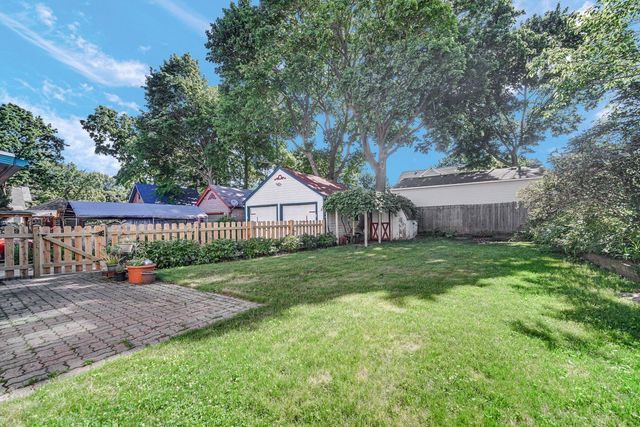 715 N County Street, Waukegan, IL 60085