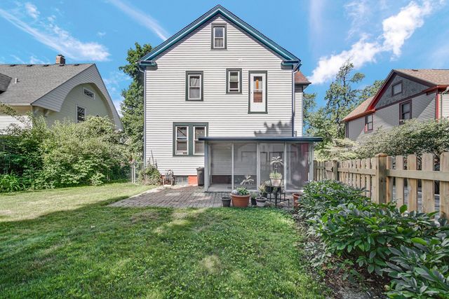 715 N County Street, Waukegan, IL 60085