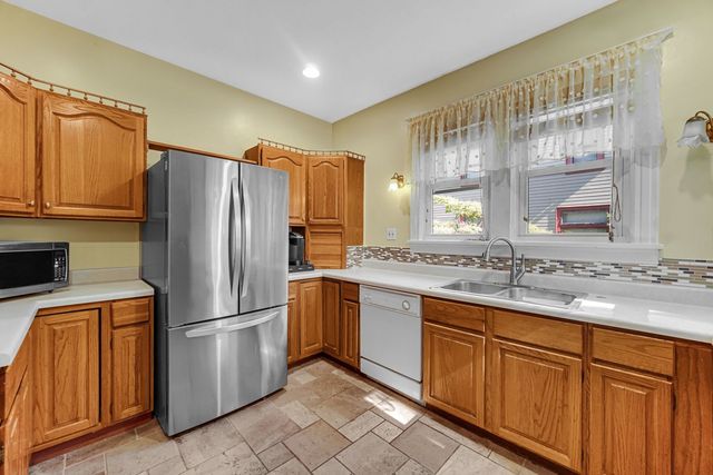 715 N County Street, Waukegan, IL 60085