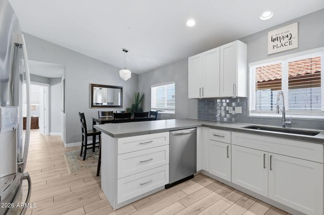 100 S SANDSTONE Street, Gilbert, AZ 85296