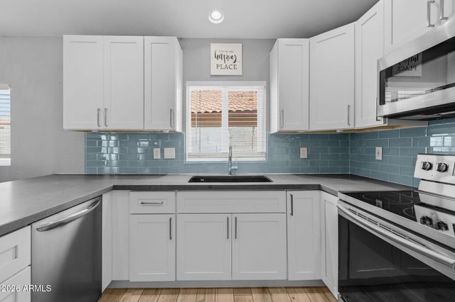 100 S SANDSTONE Street, Gilbert, AZ 85296