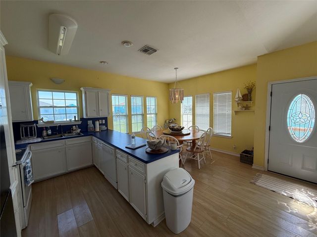 978 Mary Ann, Crystal Beach, TX 77650
