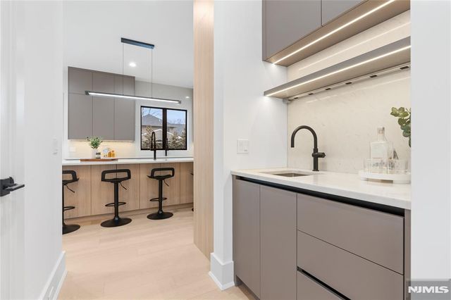 21 Manor Court, Glen Rock, NJ 07452