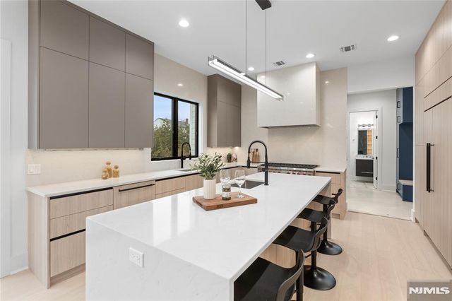 21 Manor Court, Glen Rock, NJ 07452