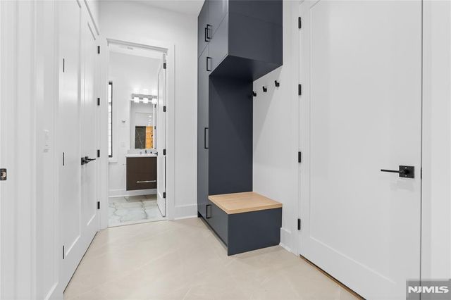 21 Manor Court, Glen Rock, NJ 07452