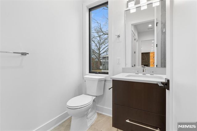 21 Manor Court, Glen Rock, NJ 07452