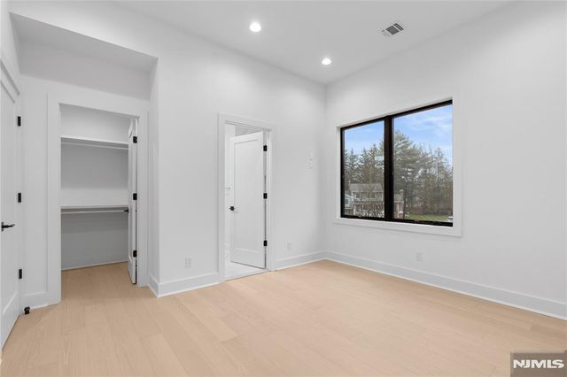 21 Manor Court, Glen Rock, NJ 07452