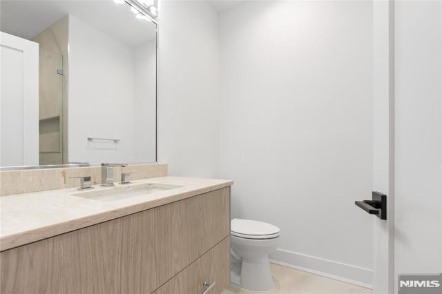 21 Manor Court, Glen Rock, NJ 07452