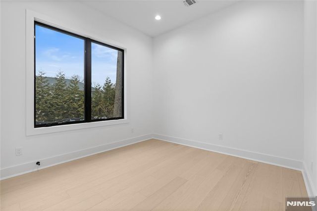 21 Manor Court, Glen Rock, NJ 07452