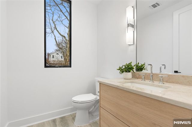 21 Manor Court, Glen Rock, NJ 07452