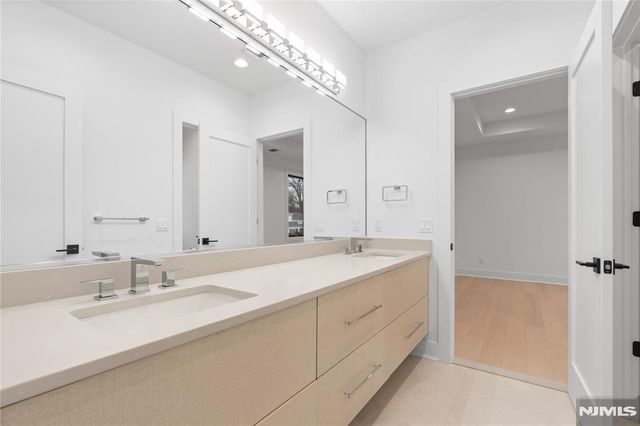 21 Manor Court, Glen Rock, NJ 07452