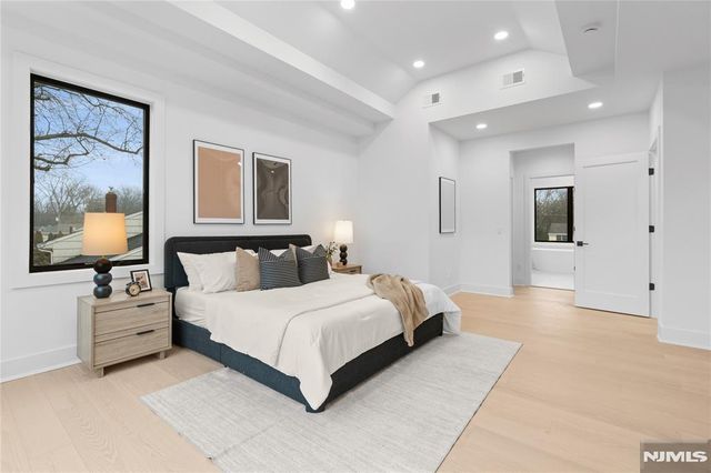 21 Manor Court, Glen Rock, NJ 07452