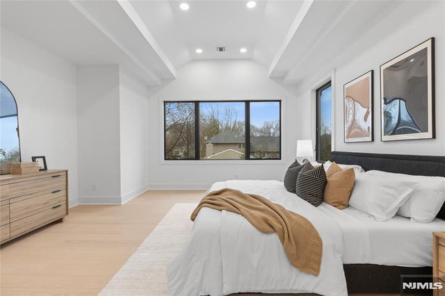 21 Manor Court, Glen Rock, NJ 07452