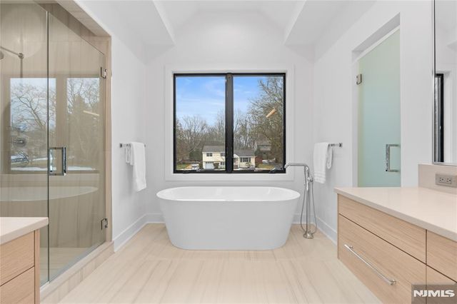 21 Manor Court, Glen Rock, NJ 07452