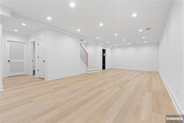 21 Manor Court, Glen Rock, NJ 07452