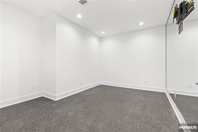 21 Manor Court, Glen Rock, NJ 07452