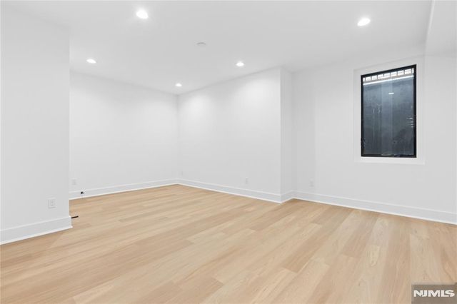 21 Manor Court, Glen Rock, NJ 07452