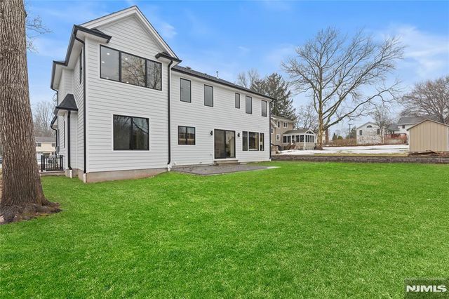 21 Manor Court, Glen Rock, NJ 07452