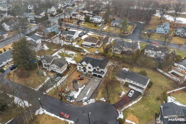 21 Manor Court, Glen Rock, NJ 07452