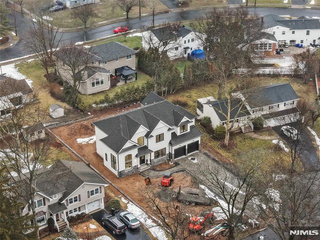 21 Manor Court, Glen Rock, NJ 07452