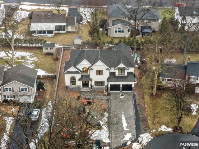 21 Manor Court, Glen Rock, NJ 07452