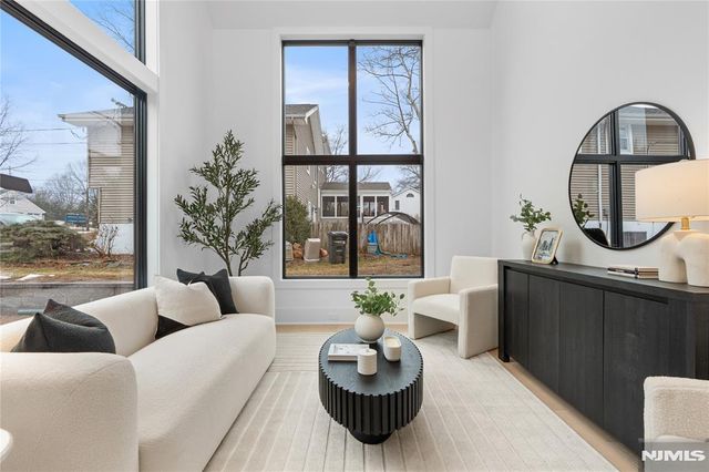 21 Manor Court, Glen Rock, NJ 07452