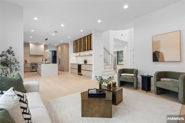 21 Manor Court, Glen Rock, NJ 07452