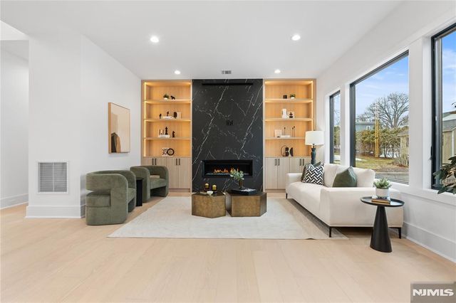 21 Manor Court, Glen Rock, NJ 07452